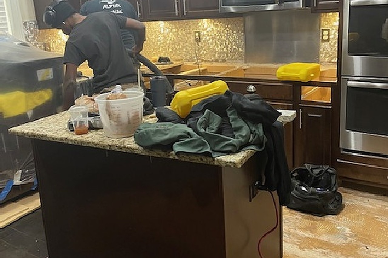 Emergency water extraction in a Gwinnett County kitchen